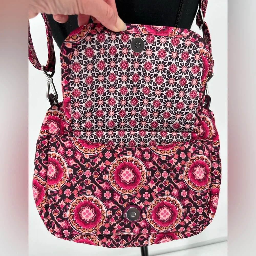 VERA BRADLEY CROSSBODY RASPBERRY MEDALLION‎ CARSON BAG CLASSIC VIBRANT QUILTED